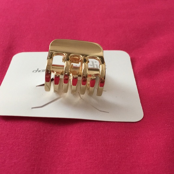 Small shiny gold hair clip. - Picture 2 of 3